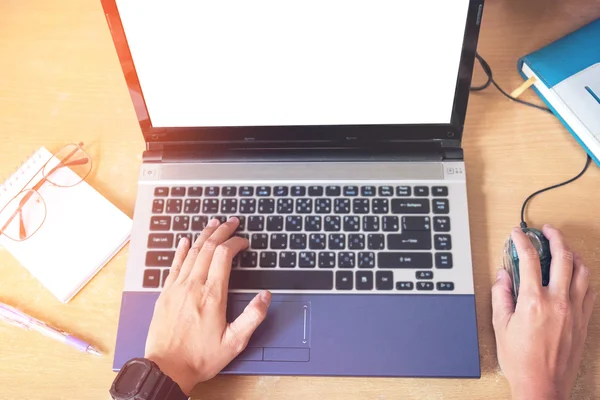 Vista superior Mano usando el ordenador portátil con la pantalla en blanco en el escritorio en el hogar — Foto de Stock