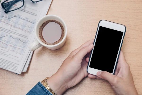 Hand använda mobiltelefon på gamla trä bakgrund — Stockfoto