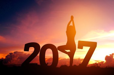 2017 yeni yıl Yoga pratik siluet genç kadın
