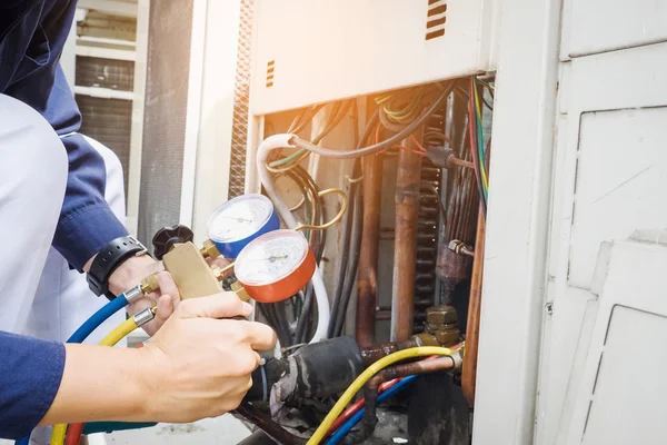 Technician is checking air conditioner — Stock Photo, Image