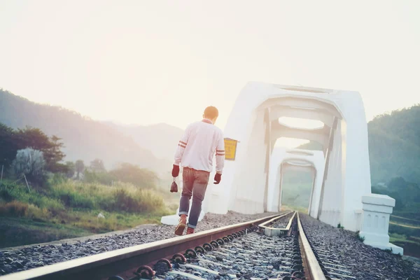 Viaggiatore uomo su ferrovia tono vintage e soft focus — Foto Stock