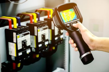 teknisyen SK sıcaklığı kontrol etmek için termal görüntüleme kamera kullanmak