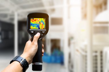 teknisyen SK sıcaklığı kontrol etmek için termal görüntüleme kamera kullanmak