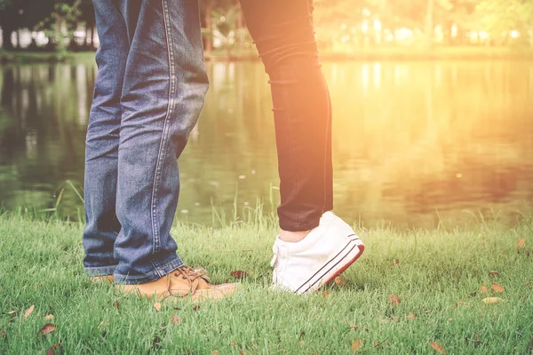Couples pieds dans le parc — Photo