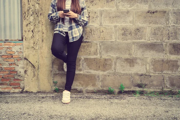 Hipster młoda kobieta przy użyciu smartfona — Zdjęcie stockowe