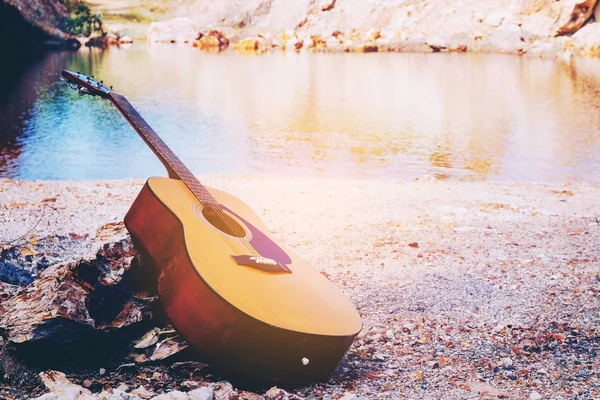 Chitarra acustica in piedi all'aperto — Foto Stock