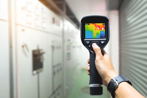 Técnico usar câmera de imagem térmica para verificar a temperatura em fa — Fotografia de Stock