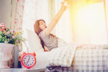  genç kadın uyan sabah alarmı cl yatakta kıyısında