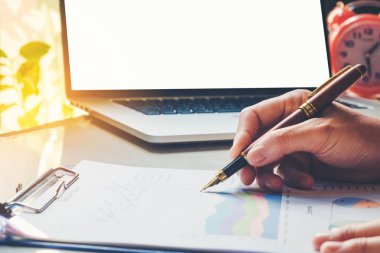 Modern bilgisayar ile çalışma yazma işadamı el kadar kapatın 