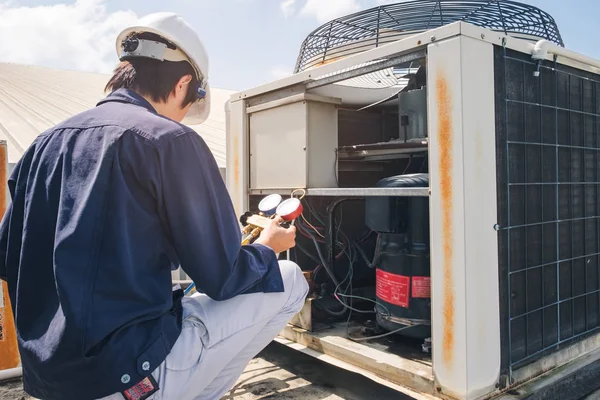 Il tecnico sta controllando il condizionatore — Foto Stock