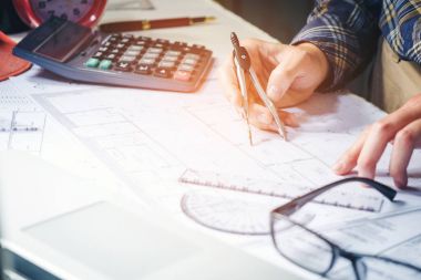 Mimar ya da ofis planı üzerinde çalışıyor. Mimarlar