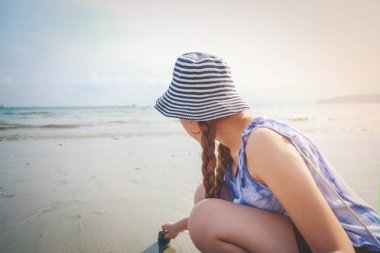 Kadın yaz aylarında tatil zevk güzel gün batımı sahilde