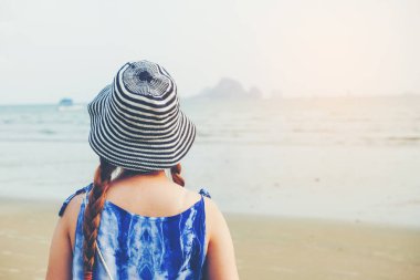 Kadın yaz aylarında tatil zevk güzel gün batımı sahilde