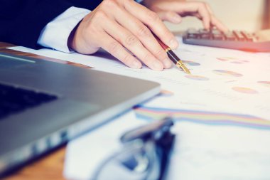 Özet rapor grafik üzerinde işaret kalemi tutan iş adamı