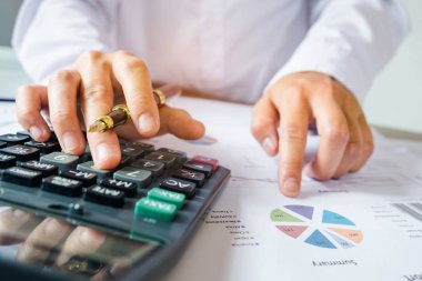 İşadamı bir hesap makinesi hesaplamak için kullanma