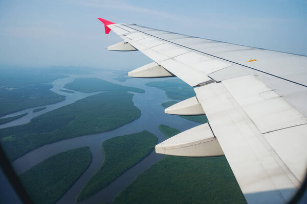 Вид из окна самолета. Крыло самолета, летящего над
 