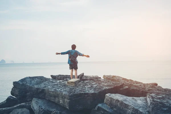 L'uomo si voltò verso la macchina fotografica guardando il mare, rilassato, conce — Foto Stock