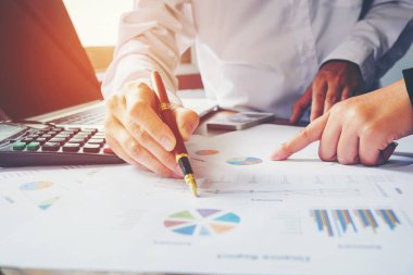 İş takım iki arkadaşları yeni planı mali grafik tartışıyor