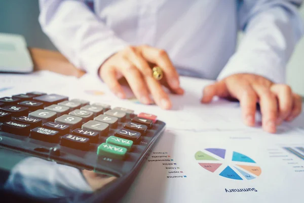 Ręce biznesmena z kalkulatorem w biurze i finansowe — Zdjęcie stockowe