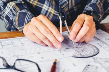 Mimar ya da ofis planı üzerinde çalışıyor. Mimarlar