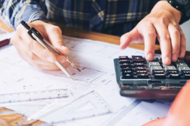 Mimar ya da ofis planı üzerinde çalışıyor. Mimarlar