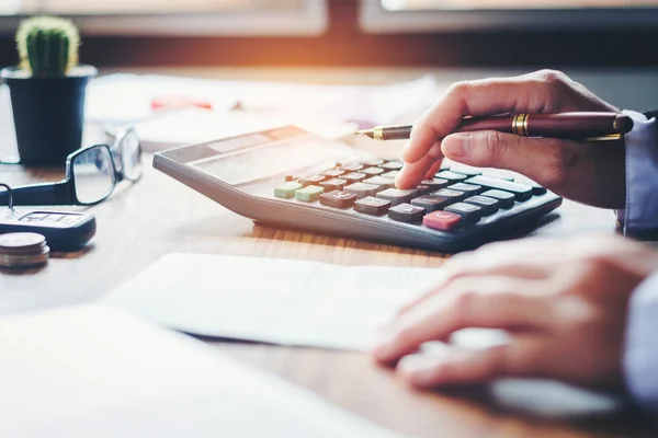 Biznesmen w ręce Kalkulator i koszt w biurze i F — Zdjęcie stockowe