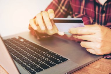 Smartphone ve kredi kartı online bankacılık yapıyor tutan adam el
