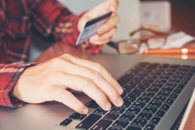 Smartphone ve kredi kartı online bankacılık yapıyor tutan adam el