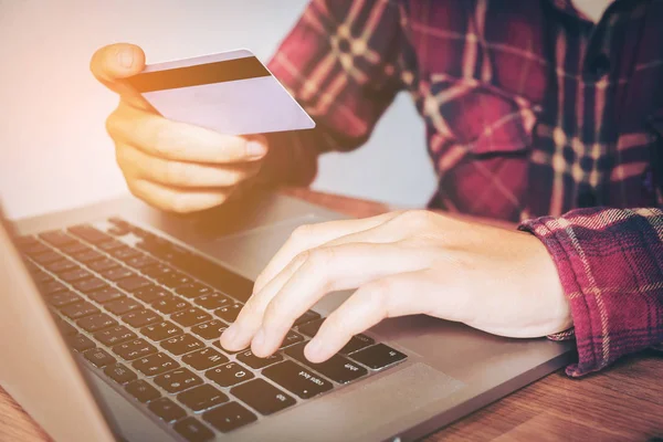 Mann hält Smartphone und Kreditkarte beim Online-Banking in der Hand — Stockfoto