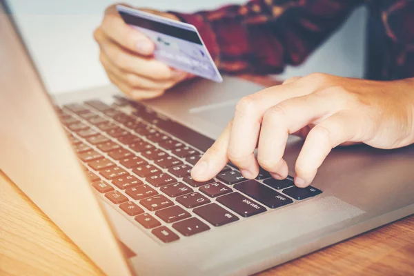 Mann hält Smartphone und Kreditkarte beim Online-Banking in der Hand — Stockfoto