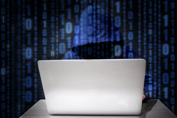 Hacker en utilisant le clavier tapant de mauvaises données dans le système informatique en ligne — Photo
