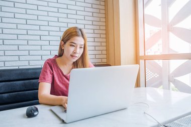 Asyalı kız laptop.female freelan ile bir kahve dükkanında çalışan