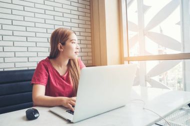 Asyalı kız laptop.female freelan ile bir kahve dükkanında çalışan