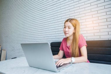 Asyalı kız laptop.female freelan ile bir kahve dükkanında çalışan