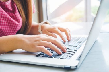 Dizüstü bilgisayar kullanan kadın. Erkek bir outd içinde laptop üzerinde çalışıyor