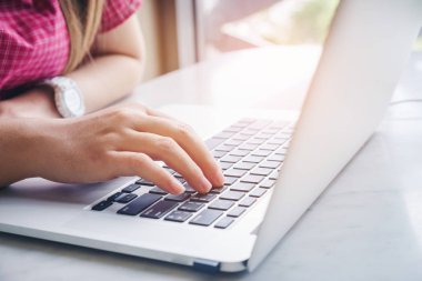 Dizüstü bilgisayar kullanan kadın. Erkek bir outd içinde laptop üzerinde çalışıyor