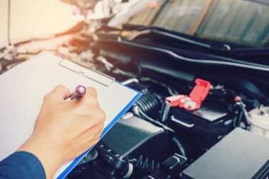 mekanik bir Pano garajda çalışan servis siparişinin holding.