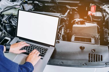 L kullanarak otomatik onarım hizmetinde çalışan profesyonel araba tamircisi