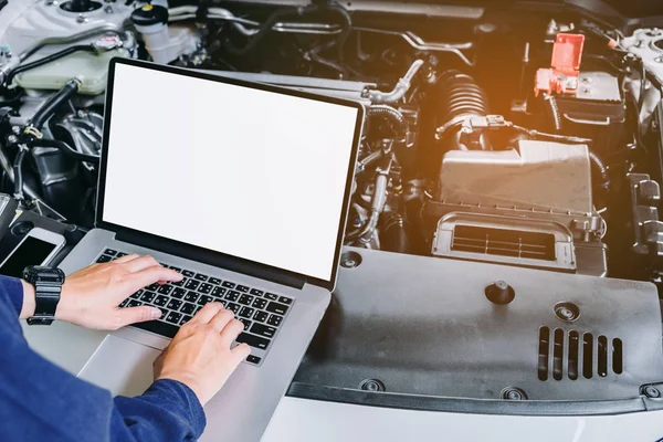 Mecánico de coche profesional que trabaja en el servicio de reparación de automóviles usando l —  Fotos de Stock