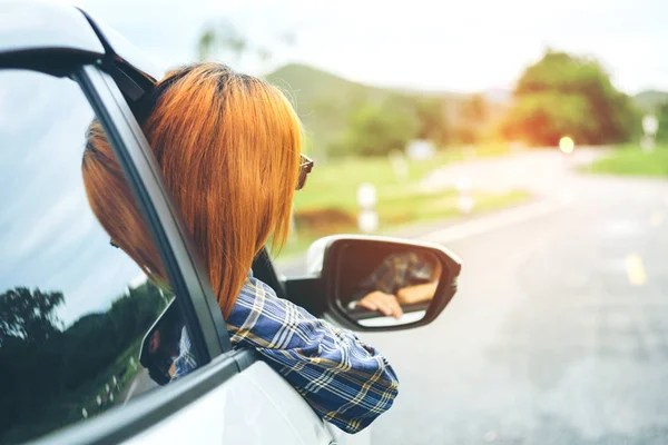 Feliz hermosa chica viajando en un coche hatchback — Foto de Stock