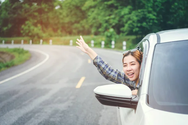 Feliz hermosa chica viajando en un coche hatchback — Foto de Stock