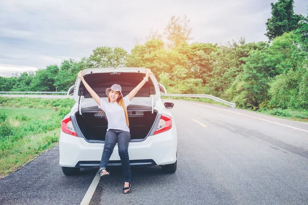 Podróżnik zrelaksowany szczęśliwą kobietą na letnie wakacje roadtrip na hatc — Zdjęcie stockowe