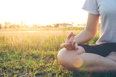 Kadın Yoga lotus duruş parkında dinlenmek doğa