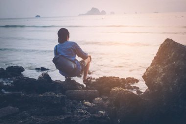 Adam geri denize, rahat, conce bakarak kameranın açık