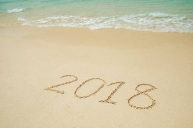 Yeni yıl 2018 2018 üzerinde bir sahil kumu, dalga geliyor 