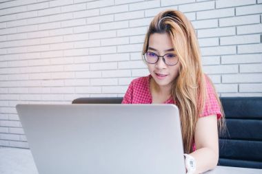 Asyalı kız laptop.female freelan ile bir kahve dükkanında çalışan