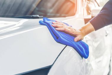 alt araba oto yıkama üzerinde parlatma