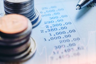 finansal analiz kavramı kalem ve madeni para ve kağıt rapor.