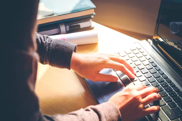 El hombre está usando el portátil en el escritorio en el interior del hogar. Concepto empresarial — Foto de Stock