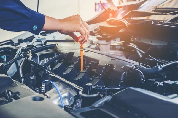 Mécanicien changeant le mécanicien d'huile dans le service de réparation automobile . — Photo